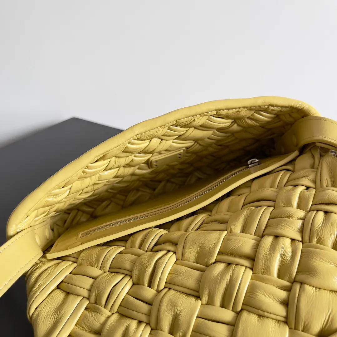 Batch 2360 BOTTEGA VENETA's new RUMPLE MESSENGER handbag and crossbody bag. Same style for men and women. Silk scarf pleated weaving technology, very artistic beauty. Good-looking bags for both men and women. Inverted triangle metal buckle. Stylish and stylish. The pleated technology feels great. Adjustable length. Can be worn on one shoulder or crossbody. Ribbon weaving + the latest rumple bag type is different from the traditional small square and large square weaving. This weaving method enhances the delicacy and luster of the leather by amplifying the texture of the leather. It subverts the tradition with a new technique and gives the woven bag a new image. The most luxurious craftsmanship. Practical and versatile. Only by wearing it yourself can you experience its lightness and comfort. Style number: 787113 Size: 21*14*5cm
